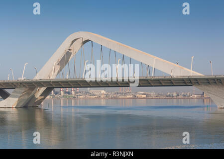 I UAE Abu Dhabi. Sheikh Zayed Bridge, progettato da Zaha Hadid Foto Stock