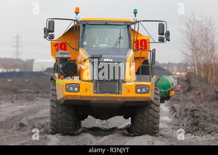 Una campana 40D dumper articolato al lavoro sul carbone Recycoal impianto di riciclaggio in Rossington,Doncaster che ora è stato demolito per costruire le nuove case. Foto Stock