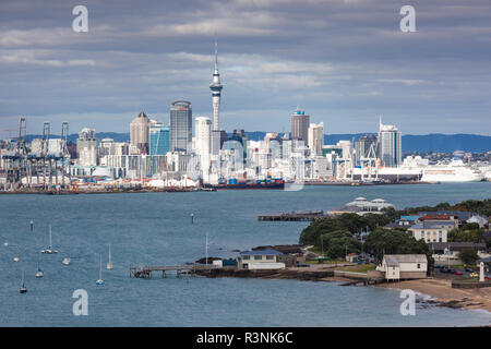 Nuova Zelanda, Isola del nord di Auckland. Vista dello Skyline di Devonport Foto Stock