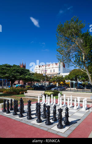 Nuova Zelanda, Isola del nord di Palmerston North. La Square, Central Park, scacchi all'aperto Foto Stock