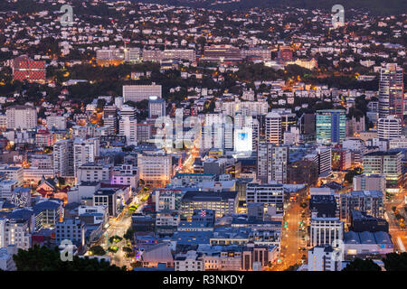 Nuova Zelanda, Isola del nord, Wellington. Elevata dello skyline della città da Mt. Victoria Foto Stock