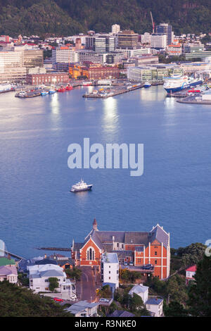 Nuova Zelanda, Isola del nord, Wellington. Elevata dello skyline della città da Mt. Victoria Foto Stock