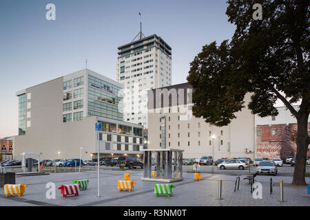 Nuova Zelanda, Isola del Sud, Christchurch Cathedral Square, nuovi edifici, crepuscolo Foto Stock