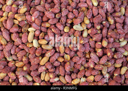 Salate arachidi tostate con buccia di colore rosso. Il greco snack alimentare. Foto Stock