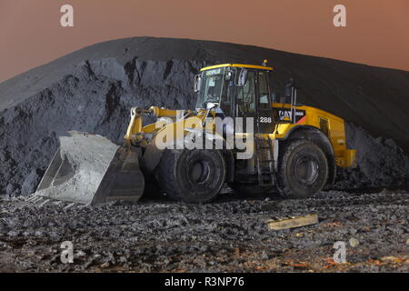 Un bruco gommate pala di caricamento sul Recycoal,Carbone di riciclaggio in sito Rossington,Doncaster che sono utilizzati per caricare i camion e i treni merci. Foto Stock