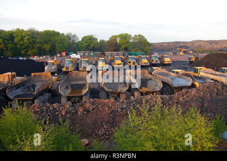 Autocarri con cassone ribaltabile parcheggiato sul carbone Recycoal di riciclaggio in sito Rossington,Doncaster che ora è stato demolito per costruire le nuove case. Foto Stock