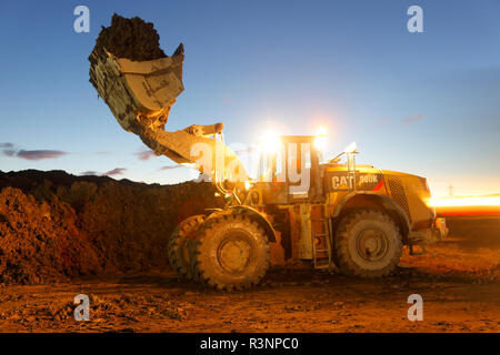 Un bruco gommate pala di caricamento sul Recycoal,Carbone di riciclaggio in sito Rossington,Doncaster che sono utilizzati per caricare i camion e i treni merci. Foto Stock