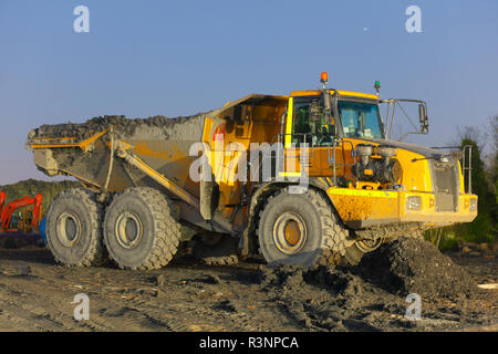 Una campana 40D dumper articolato al lavoro sul carbone Recycoal impianto di riciclaggio in Rossington,Doncaster che ora è stato demolito per costruire le nuove case. Foto Stock