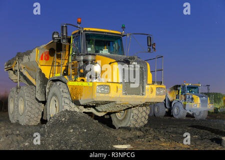 Una campana 40D dumper articolato al lavoro sul carbone Recycoal impianto di riciclaggio in Rossington,Doncaster che ora è stato demolito per costruire le nuove case. Foto Stock