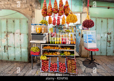 La vendita di succhi di frutta nella città vecchia di Gerusalemme, Israele. Foto Stock