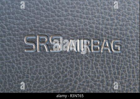 SRS Airbag testo di avvertimento sul lato passeggero dasboard di un'auto. Foto Stock