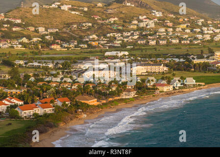 Saint Kitts e Nevis, Saint Kitts. Frigate Bay del sud Penisola da Sir Timothy's Hill, alba Foto Stock