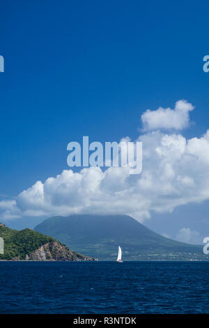 Saint Kitts e Nevis, Nevis. Vista di Nevis Peak dal mare Foto Stock