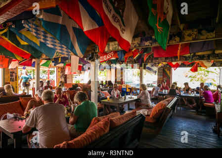 Saint Kitts e Nevis, Nevis. Pinney's Beach, Sunshine's Bar (solo uso editoriale) Foto Stock