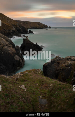 Ogo Dour Cove su la lucertola Costa della Cornovaglia Foto Stock