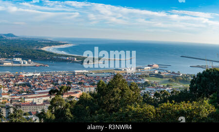 Vista aerea sul centro di Viana do Castelo, una famosa città nella parte settentrionale del Portogallo Foto Stock