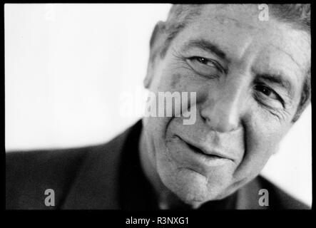 Ritratto del cantante canadese/ cantautore e poeta Leonard Cohen a Oslo Plaza quando ha visitato Oslo nel 1996 Foto Stock