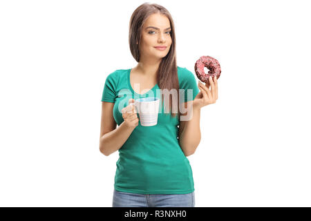 Giovane donna in possesso di una ciambella e una tazza isolata su sfondo bianco Foto Stock