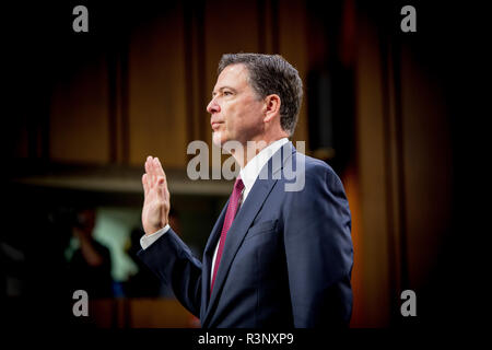 Ex direttore dell'FBI James Comey testimonia davanti al Senato degli Stati Uniti Comitato di Intelligence come parte dei comitati di indagine su cosa coinvolgimento Ruissia aveva nella elezione di Donald Trump come presidente degli Stati Uniti. Foto Stock