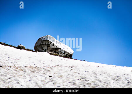 Un grosso pezzo di ghiaccio e neve è sopravvissuto bene alla fine di maggio. Un inverno con neve record è stato seguito da una primavera calda e record caldo estate. La maggior parte della neve dell'inverno è stata sparita entro la fine di maggio, esponendo il vecchio ghiaccio più scuro sui ghiacciai. La neve bianca nuova è molto meglio a riflettere la luce del sole e il calore, il ghiaccio più vecchio sotto è spesso scuro, a volte anche nero, e assorbe il calore - e ulteriormente accentuare la fusione dei ghiacciai. Foto Stock