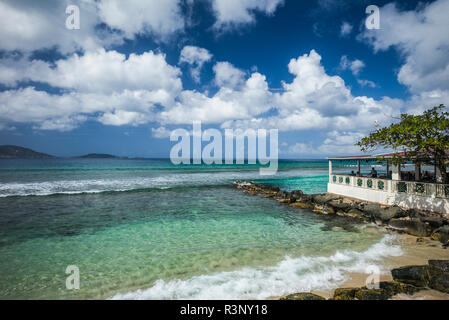 Isole Vergini Britanniche, Tortola. Apple Bay waterfront e zucchero Mill Hotel Ristorante Foto Stock