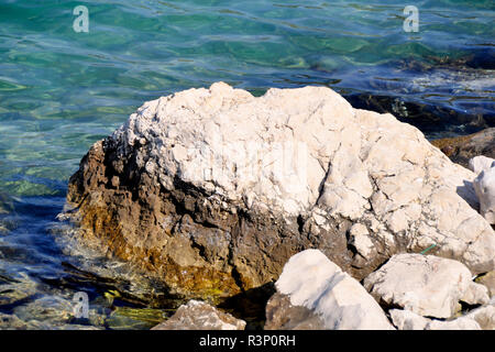 Big Rock nella calma il mare blu acqua attrazione turistica Foto Stock