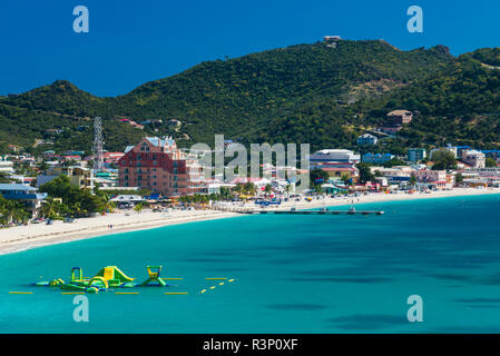 Sint Maarten. Philipsburg, elevati la città e la spiaggia vista da Fort Hill Foto Stock