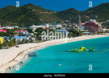 Sint Maarten. Philipsburg, elevati la città e la spiaggia vista da Fort Hill Foto Stock