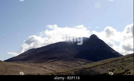 L'isola di Arran si siede nel Firth of Clyde sulla costa ovest della Scozia. È noto come, 'Scotland in miniatura", perché ha la più stupefacente, meraviglioso, drammatico, e alcuni dei migliori panoramica, e fotografiche, scenario c'è. Montagne, colline e foreste, spiagge, acqua, mari e, all'occasione, il cielo blu che sono solo alcune delle gioie di visita di Arran. Foto Stock