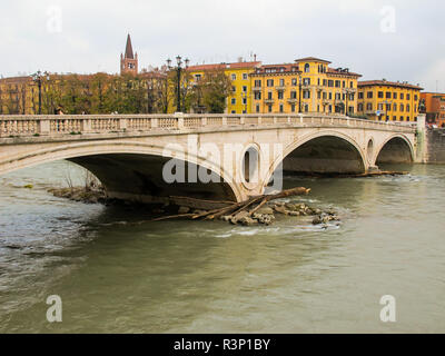 Il vecchio storico Ponte della Vittoria attraverso il fiume Adige nel centro di Verona. Foto Stock