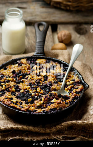 Farina di avena cotta in una ghisa di padella. stile rustico. messa a fuoco selettiva Foto Stock