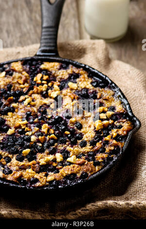 Farina di avena cotta in una ghisa di padella. stile rustico. messa a fuoco selettiva Foto Stock