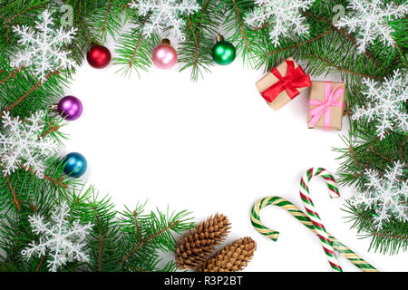 Sfondo di Natale decorato con i fiocchi di neve isolato su bianco con copia spazio per il tuo testo. Vista dall'alto. Foto Stock