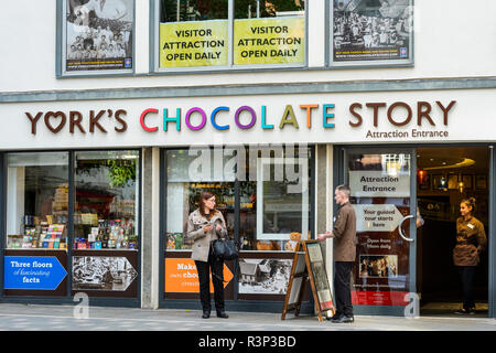 I membri del personale parlano al visitatore dal portone d'ingresso di York del cioccolato storia museo interattivo attrazione - York, North Yorkshire, Inghilterra, Regno Unito. Foto Stock