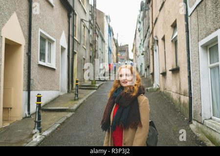 Donna in piedi su alley street Foto Stock