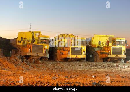 Caterpillar 400D autocarri articolati con pianale di scarico che ha lavorato sul vecchio Recycoal carbone Impianto di riciclaggio in Rossington,Doncaster Foto Stock