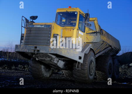 Caterpillar 400D autocarri articolati con pianale di scarico che ha lavorato sul vecchio Recycoal carbone Impianto di riciclaggio in Rossington,Doncaster Foto Stock