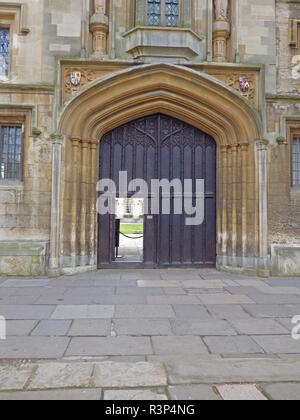 Ingresso alla St John's College di Oxford University da St Giles' mostra il collegio cresta e uno scorcio del quadrangolo principale Foto Stock