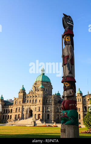 Indian Totem Pole, gli edifici del Parlamento europeo, Victoria, British Columbia, Canada Foto Stock