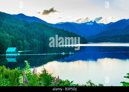 Il Capilano LakeCapilano Lago, edificio verde con i Lions in background. Vancouver, British Columbia, Canada Foto Stock