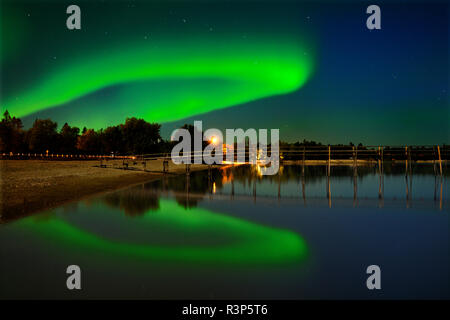 Canada, Manitoba, Winnipeg. Luci del nord si riflette nel Lago Winnipeg. Foto Stock