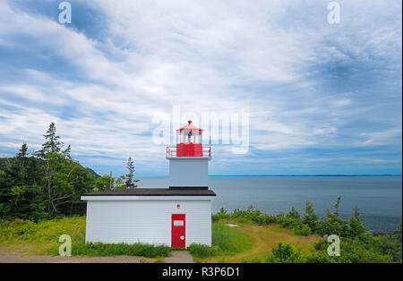 Canada, New Brunswick, Grand Manan Island. Lunga Eddy Point Lighthouse e oceano. Foto Stock