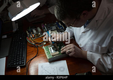 Robotics engineer montaggio circuito stampato a scrivania Foto Stock