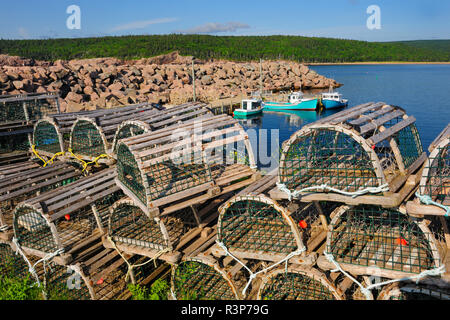 Canada, Nova Scotia, Neils Harbour. Barche e astice trappole in villaggio costiero. Foto Stock