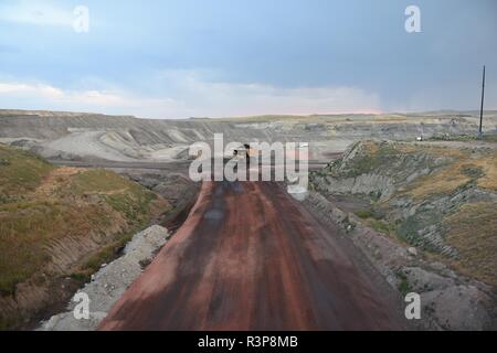 Un grande camion per l'estrazione del carbone trasporta il carbone all'interno di una miniera a cielo aperto nel bacino del fiume Powder nel Wyoming. Foto Stock