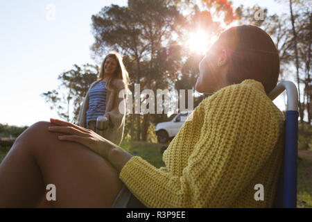 Le donne parlano gli uni con gli altri nella foresta Foto Stock
