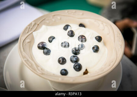 Muesli con mirtilli freschi e yogurt Foto Stock