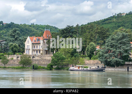 Casa e barcone sul Rodano, Vienne, Francia Foto Stock