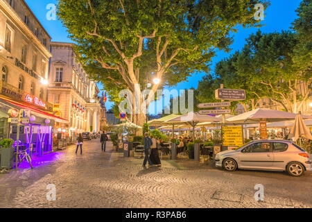 Cafè sul marciapiede, orologio Square, Avignone, Provenza, Francia Foto Stock