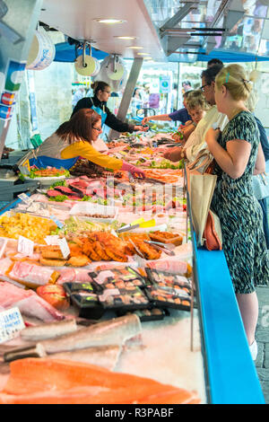 Mercato di vendita del pesce, Uzes, Provenza, Francia Foto Stock